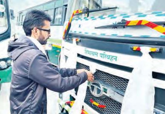 दल्ली-लेह बस में सैलानियों का सुहाना सफर शुरू