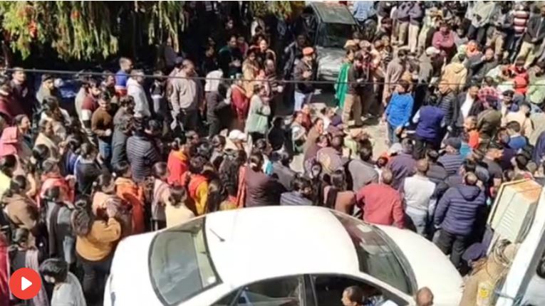 चंबा मेडिकल कॉलेज: डॉक्टर से अभद्र व्यवहार, स्टाफ ने गेट के बाहर किया चक्का जाम