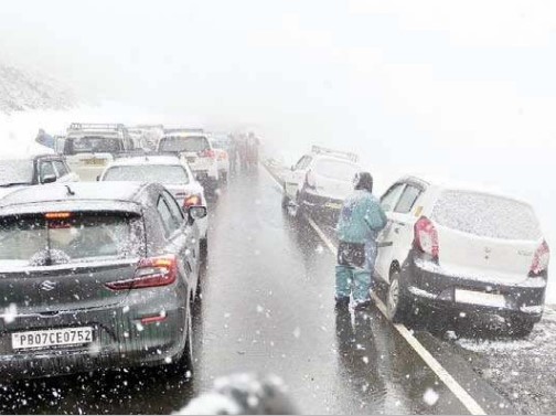 ऊंची चोटियों पर गिरे बर्फ के फाह