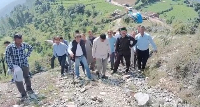 शिलाई के चांदपुरधार मैं 8 ‍कि.मी की पैदल यात्रा की उद्योग मंत्री ने