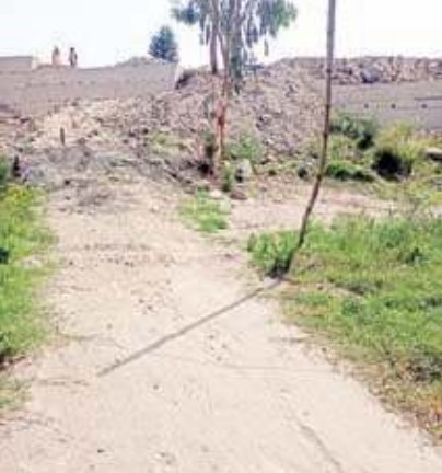 फोरलेन की वजह से रास्ता बंद होने से लोग परेशान