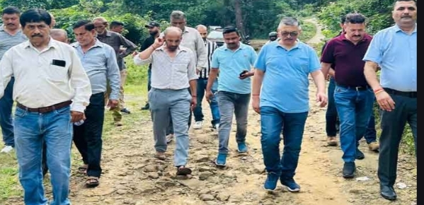 विधायक अजय सोलंकी ने लिया बनोग-धारक्यारी सड़क का जायजा