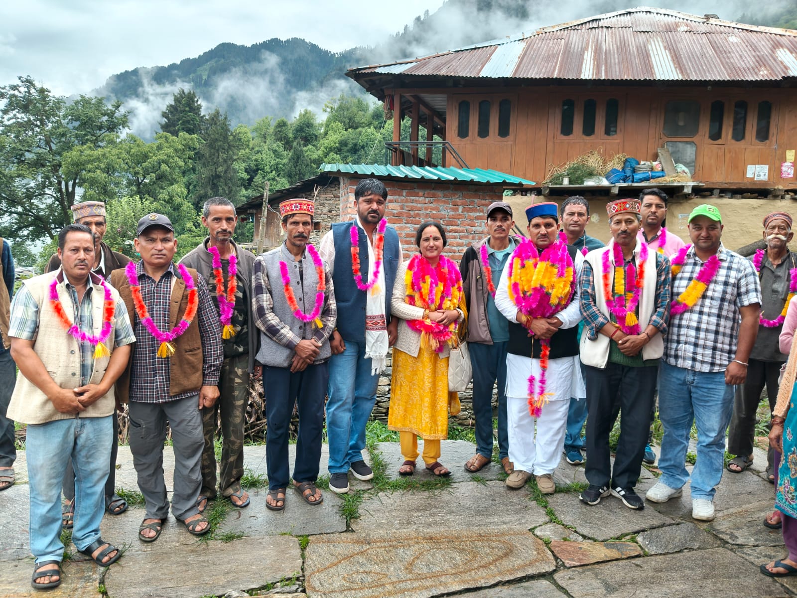 खलैहल पंचायत पहुंचने पर जिला परिषद सदस्य रोशन लाल ठाकुर का भव्य स्वागत, धन्यवाद दौरे में जनता का जताया आभार, समस्याओं के समाधान का दिया भरोसा