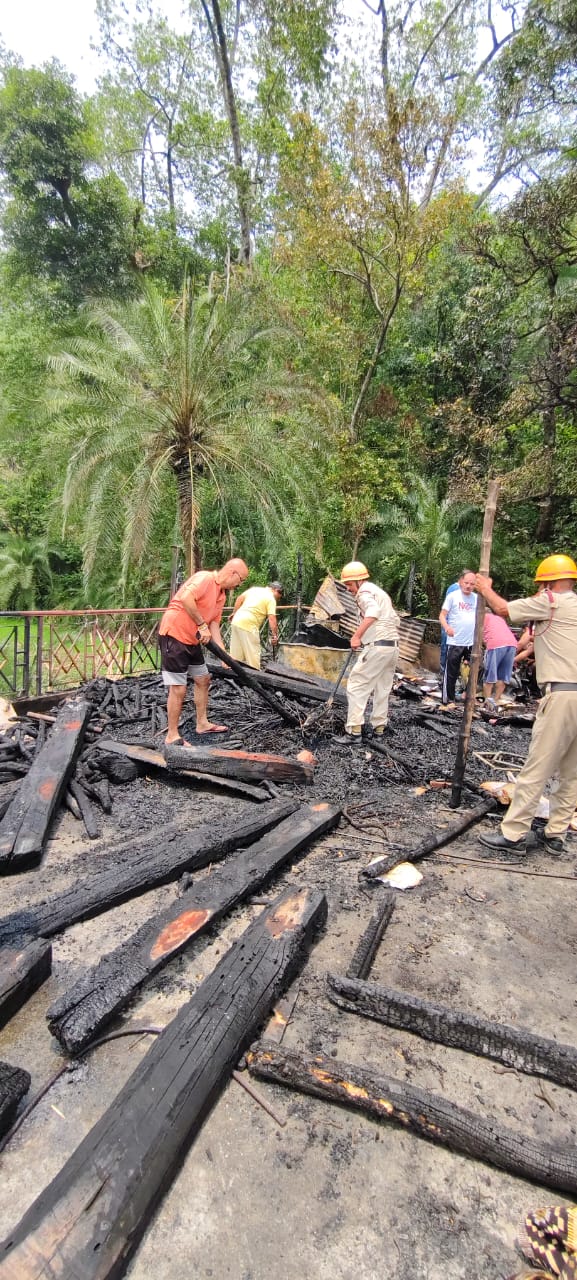 मंडी के वासणी में मकान की छत पर बने स्टोर में आग लगने से लाखों का नुक्सान