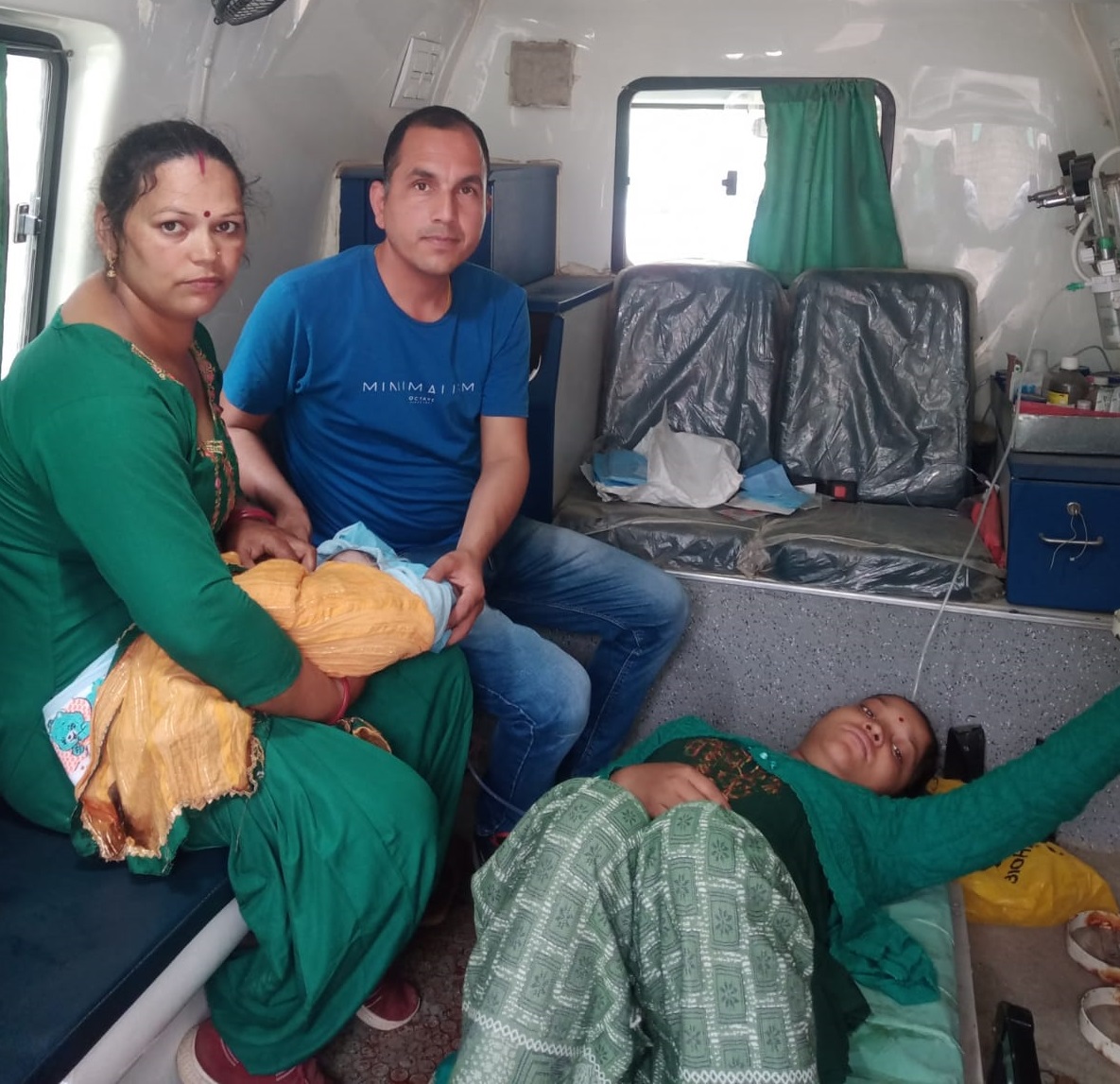 एम्बुलेंस में महिला ने दिया बच्ची को जन्म, ईएमटी चेतन ठाकुर और पायलट सोहन सिंह ने निभाई अहम भूमिका