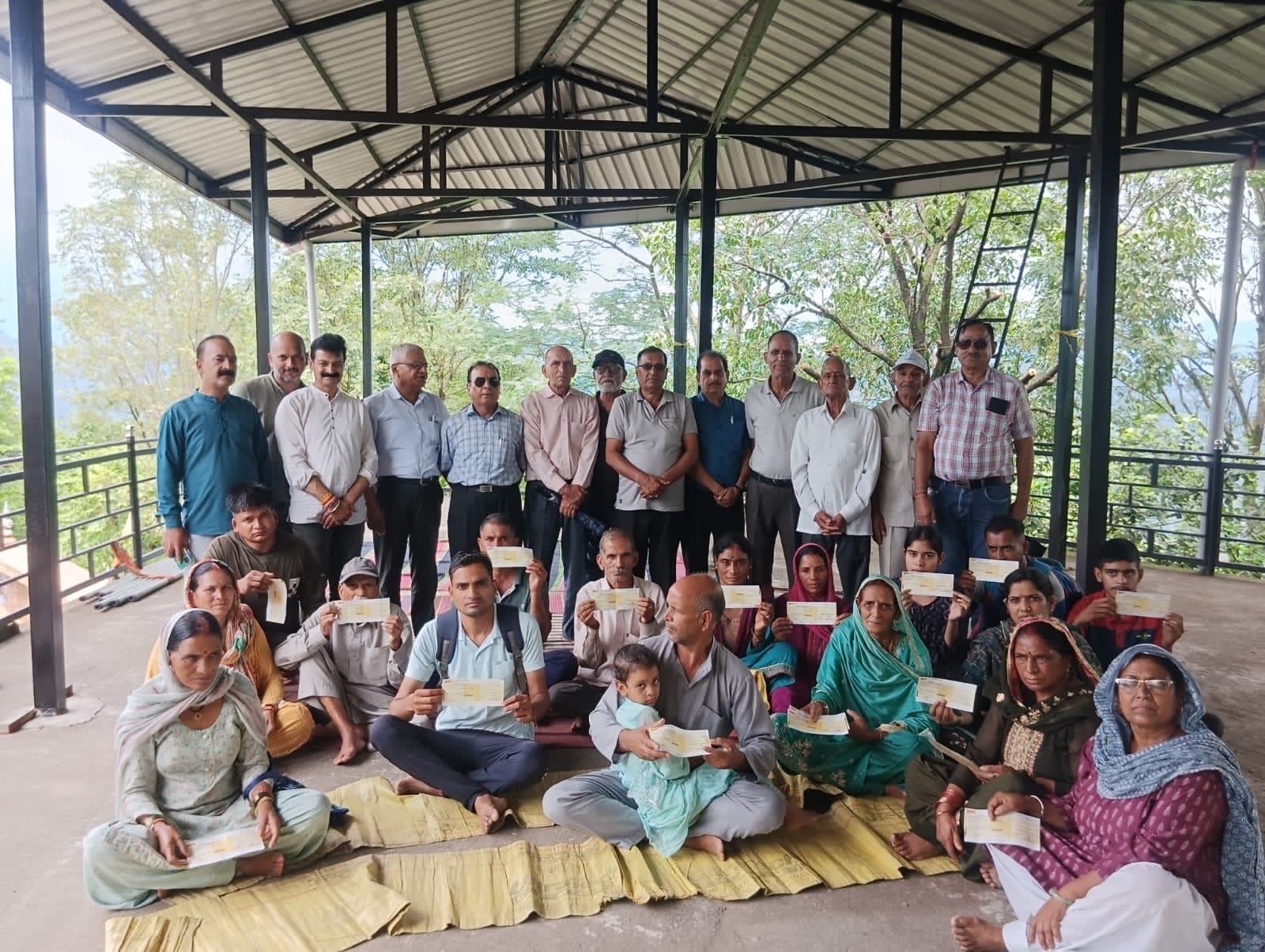 स्याठी पीड़ितों को हमीरपुर की संस्था ने दिए 10 लाख 