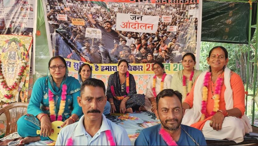 बारिश भी नहीं डिगा सकी संधोल की महिलाओं का हौसला, अस्पताल में विशेषज्ञ डॉक्टरों की मांग को लेकर आंदोलन 18वें दिन भी जारी