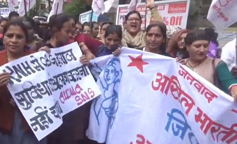 KNH से गायनी विभाग शिफ्ट करने पर विरोध तेज़, महिलाओं का IGMC के ब...