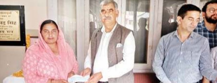 विधायक संजय ने 28 लाभार्थियों को बांटे 24 लाख रुपए के चेक