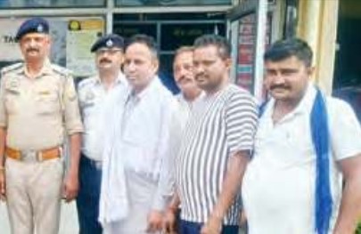 टैक्सी ऑपरेटर्स के ड्राइवरों, की आंखों को जांचा