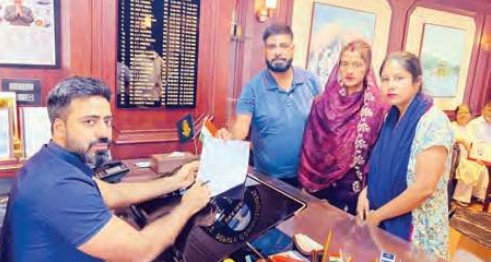 गरीब परिवार से बिजली बोर्ड ने किया भद्दा मजाक, 900 मीटर दूर लगा...