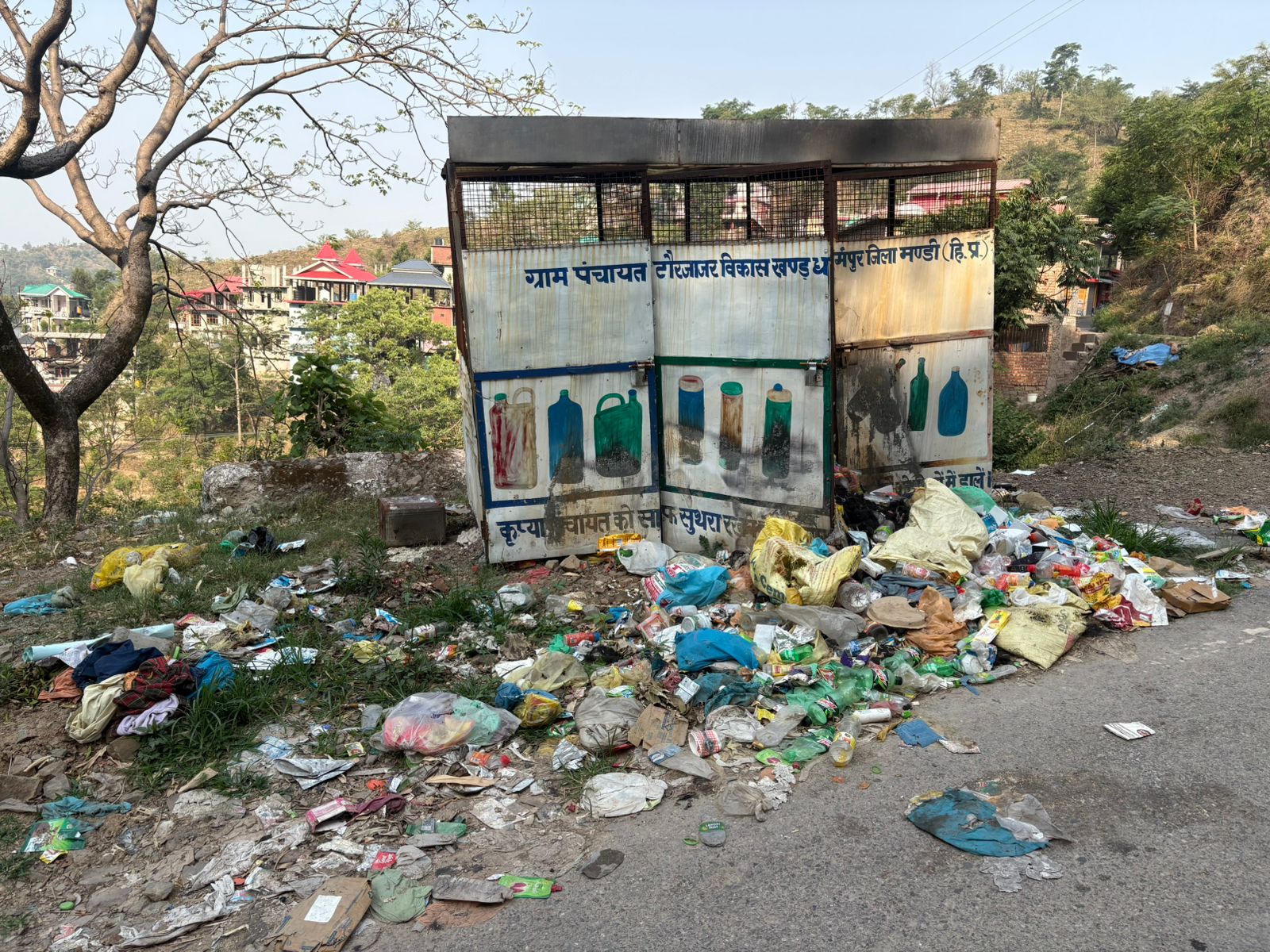 मंडप में गंदगी के लगे ढेर, राहगीरों को चलना हुआ मुश्किल