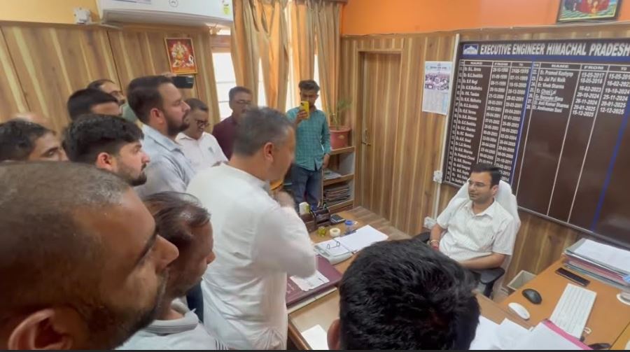 मंडी: कैंची मोड़ पर धंसी सड़क को लेकर भाजपा का प्रदर्शन, शीघ्र बहाली की मांग तेज