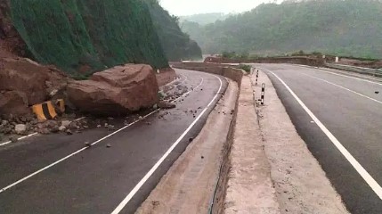 रानीताल में फोरलेन पर गिरीं चट्टानें, समेला में पेड़ गिरने से सड...