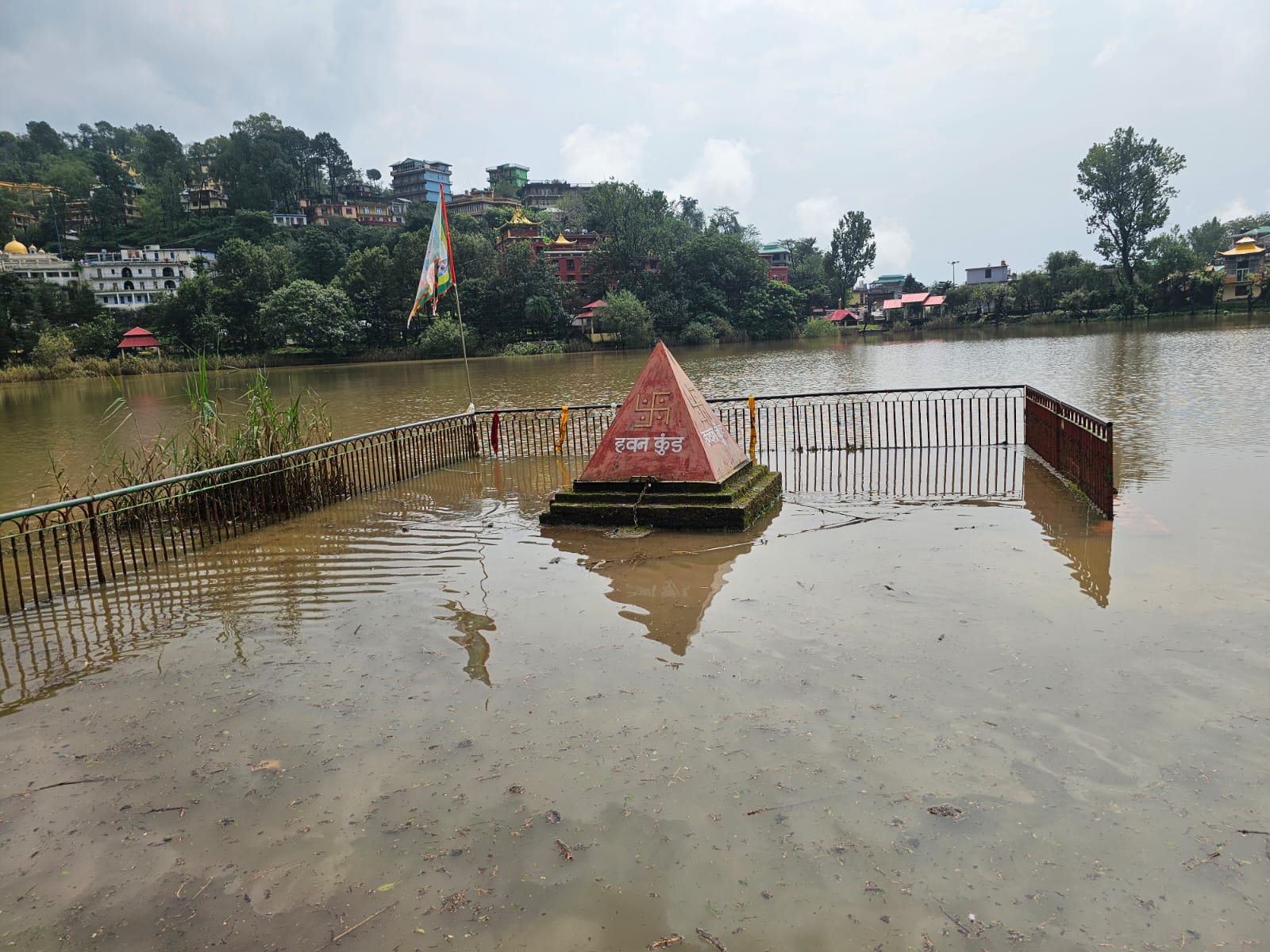 बरसात बनी आफत, रिवालसर झील में फिर समाई गाद