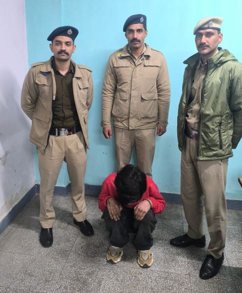 अनोखी चोरी: महिलाओं के कपड़े पहन वारदात को अंजाम देने वाले दो चोर दबोचे, नाबालिग भी गिरफ्तार