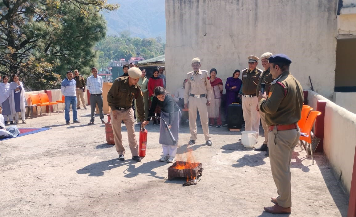 राजकीय बहुतकनीकी लाहौल स्पीति स्थित उदयपुर के छात्रों को सिखाए आपदा से बचाव के गुर