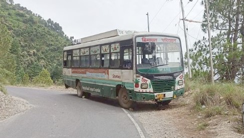 पुरानी बसें बनीं परेशानी का कारण, चंबा के लिए निकली बस बीच रास्त...