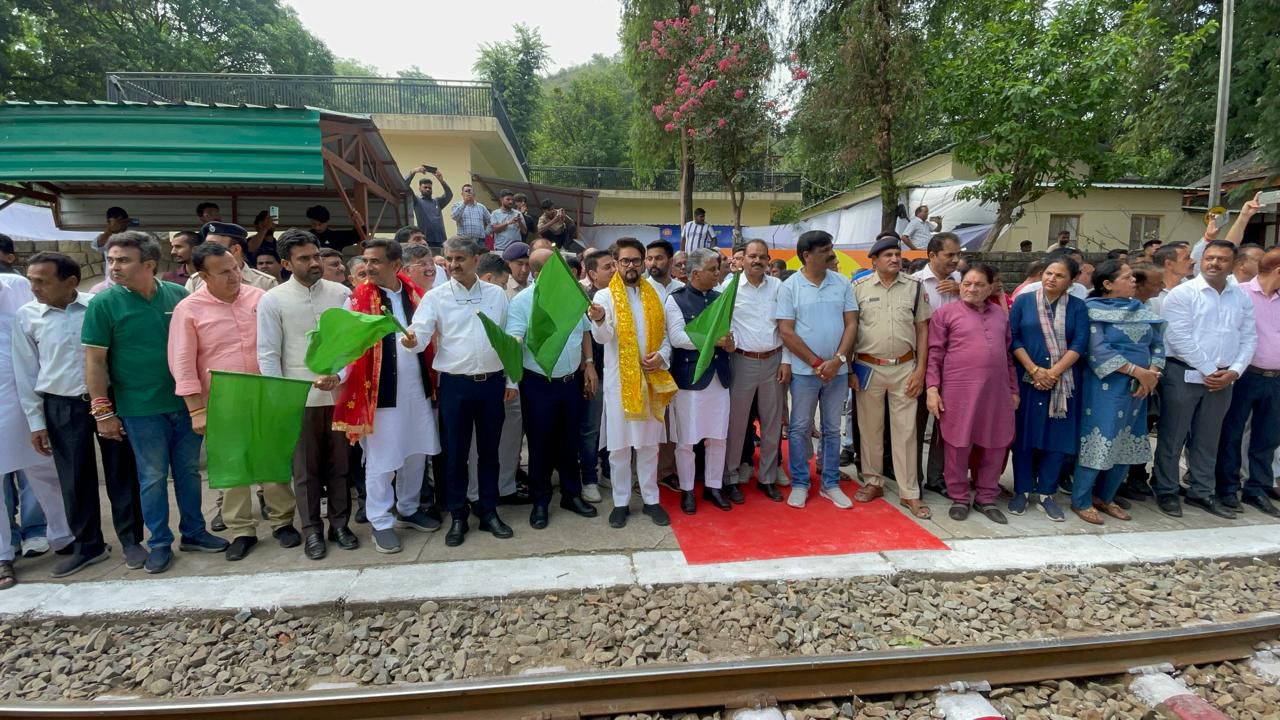4 साल बाद फिर पटरी पर दौड़ी कांगड़ा घाटी रेल, सांसद अनुराग ठाकुर...