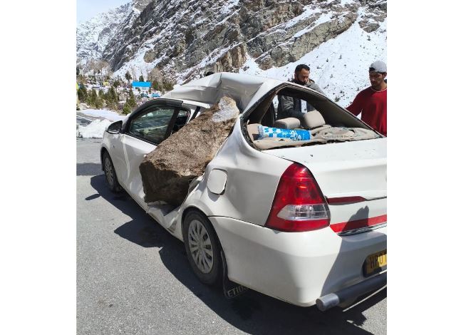 लाहौल में दर्दनाक हादसा: गिरते पत्थरों की चपेट में आई टैक्सी, दं...