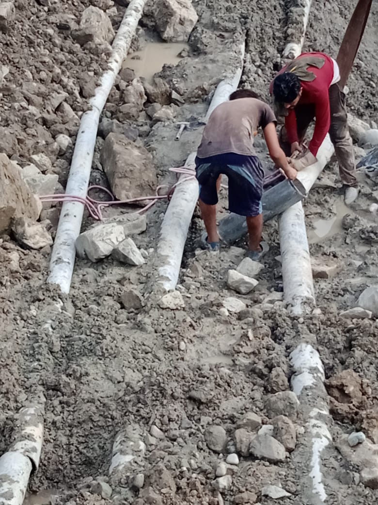 बरसात के मौसम में तीन दिनों से प्यासे ग्रामीण, विभाग ने दीया बहाली का आश्वासन