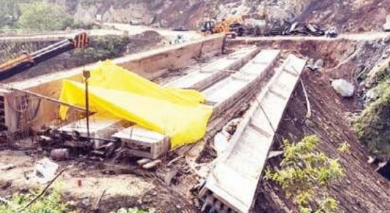 विवादों में घिरा पुल हुआ ध्वस्त तीन पिलर ढहने से मचा हड़कंप