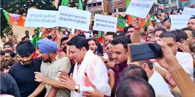 धर्मशाला छावनी में तब्दील! विजिलेंस के सामने पेशी से पहले सुधीर शर्मा, थाने के बाहर समर्थकों की भारी भीड़
