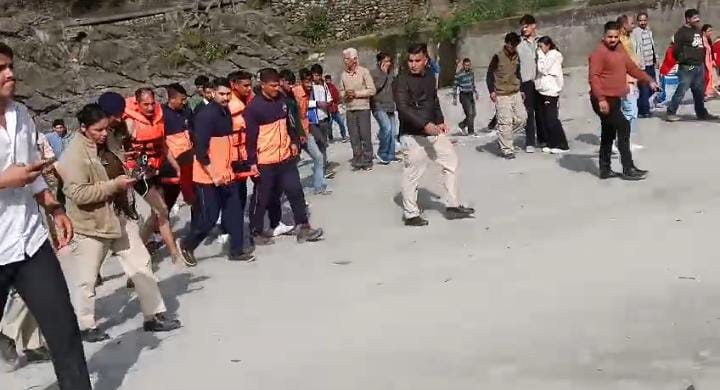 देर रात मोबाइल चलाने से रोका, तो लगा दी नदी में छलांग, मौत