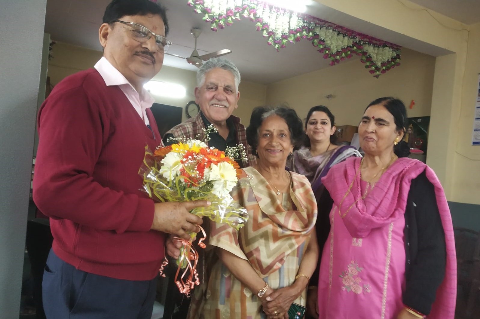 समाजसेवी रोशन लाल शर्मा ने आनंद धाम वृद्ध आश्रम देहरी में मनाया अपना 74वां जन्मदिन