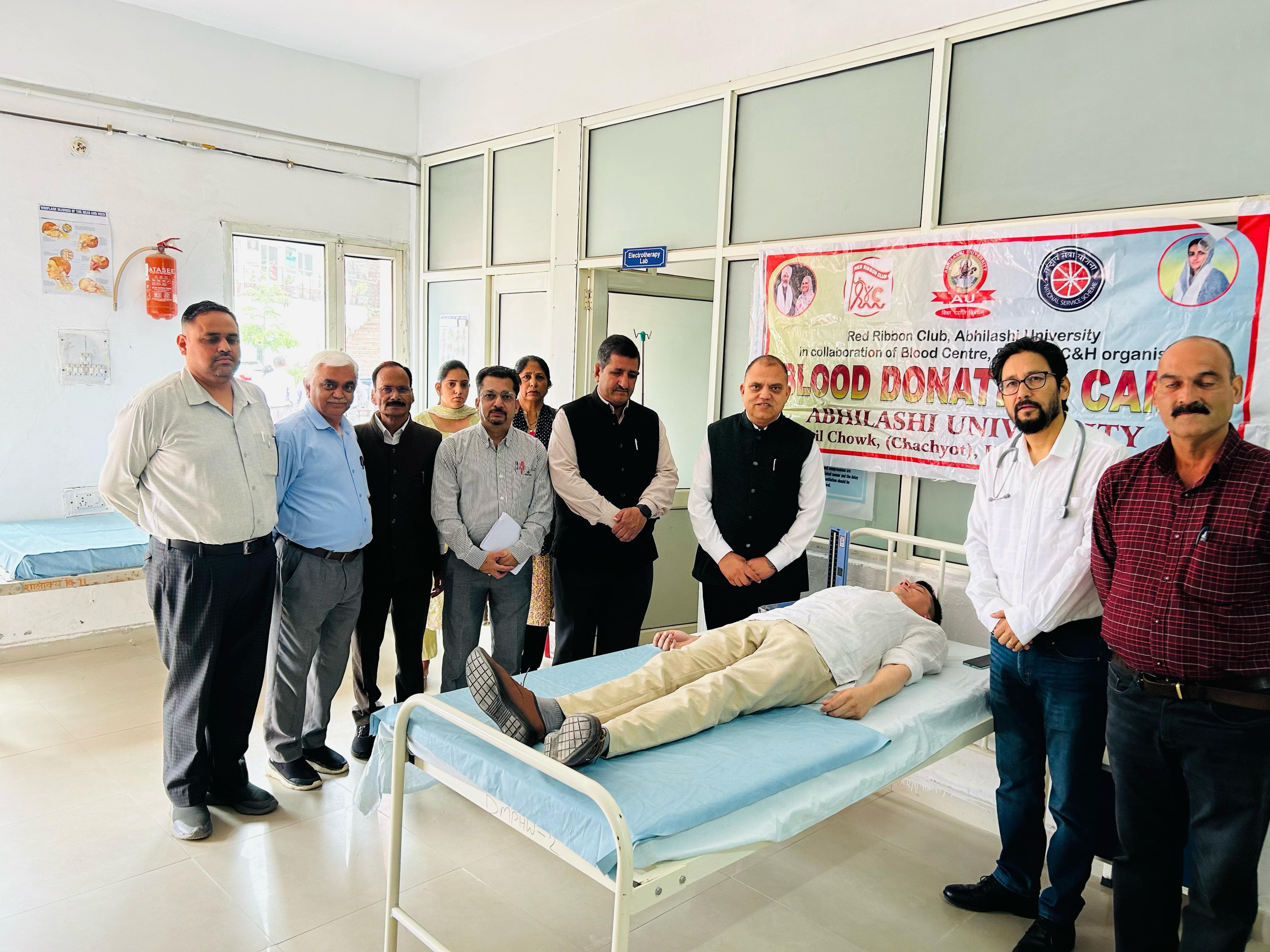 अभिलाषी विश्वविद्यालय में रक्तदान शिविर का सफल आयोजन