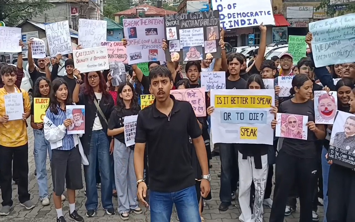 NEET पेपर लीक के विरोध में धर्मशाला में युवाओं का प्रदर्शन, केंद्रीय शिक्षा मंत्री के इस्तीफे की उठाई मांग