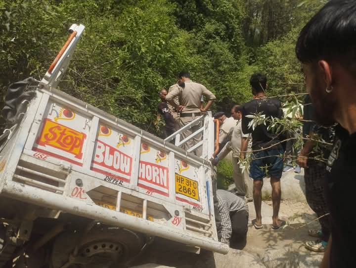 बुजुर्ग के अंतिम संस्कार को जा रही जीप में सवार 2 की मौत, 20 घायल