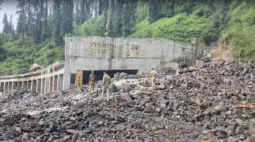 मनाली-लेह मार्ग पर आपदा का असर, भारी बारिश और मलबे ने रोका सफर