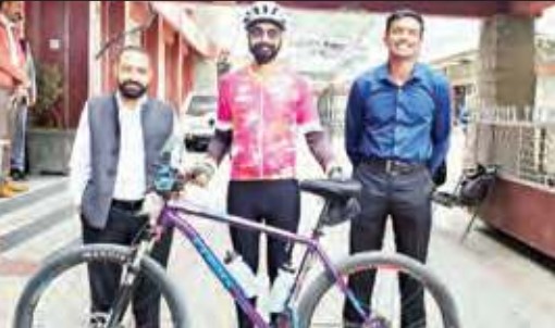 जसप्रीत पाल साइकिल से पहुंचे विश्व के सबसे ऊंचे कृष्ण मंदिर