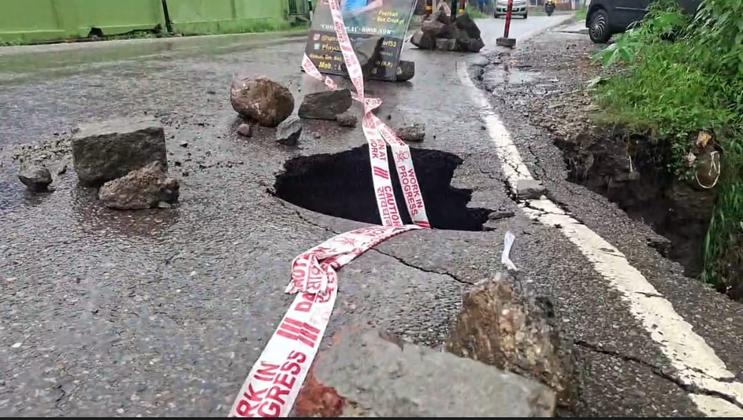 सड़क हादसे को दे रहा न्योता : सुखबाग के पास एनएच-154 धंसने की कगार पर, बड़ी दुर्घटना की आशंका