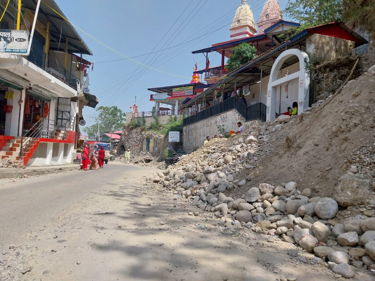 टौणी देवी मंदिर के पास अव्यवस्थाएं : 24 को कैसे होगा मेला; गेट क...