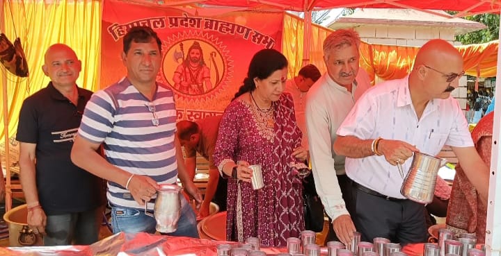 ब्राह्मण सभा ने लगाई ठंडे मीठे पानी की छबील