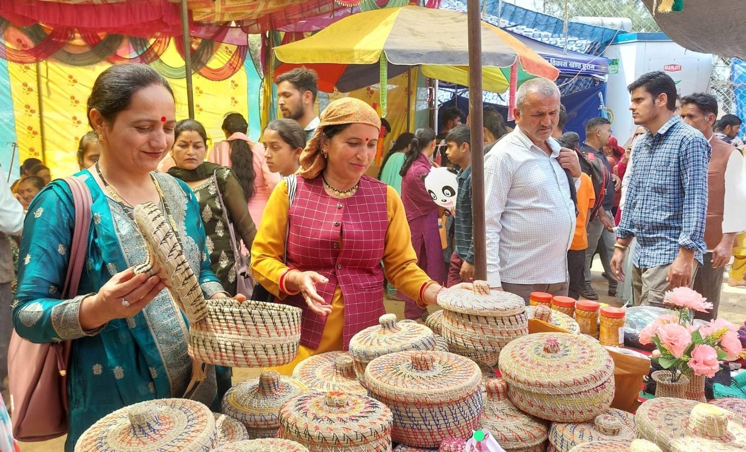 गांव की बेटियां, महिलाएं बन रहीं उद्यमी: हिम इरा शॉप से आत्मनिर्भरता और संस्कृति का नया अध्याय