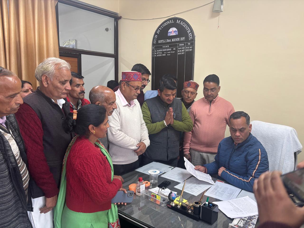 दफ्तर न बदलने को भेजा मुख्य मंत्री को ज्ञापन