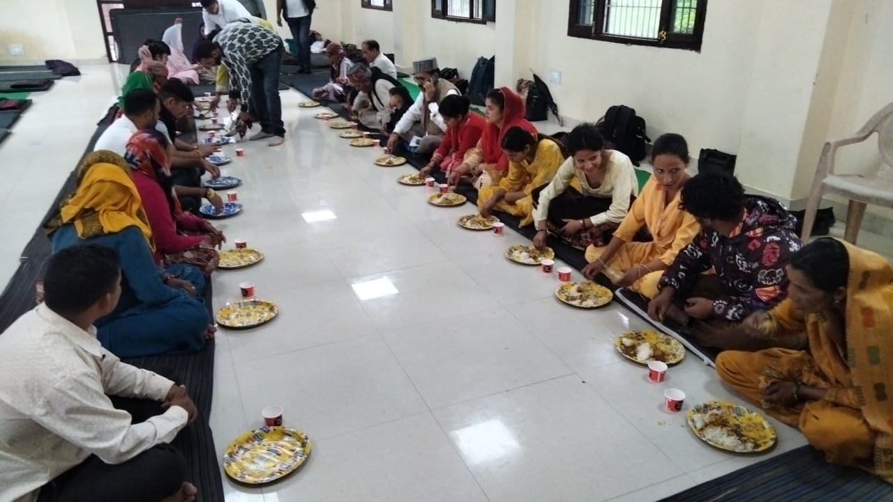 भारी वर्षा के चलते जोगिंद्रनगर प्रशासन ने संभावित भूस्खलन क्षेत्र से 11 परिवारों को सुरक्षित स्थान पर किया स्थानांतरित