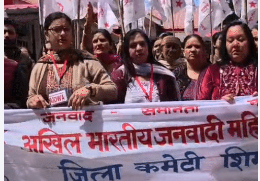 शिमला में KNH की गायनी OPD शिफ्ट करने पर बवाल, महिलाओं ने सचिवालय तक निकाला पैदल मार्च; पुलिस से धक्का-मुक्की