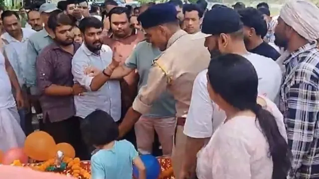 धर्मशाला में सड़क हादसे में घायल स्कूटी सवार की मौत, गुस्साए परिजनों ने शव सड़क पर रखकर किया प्रदर्शन