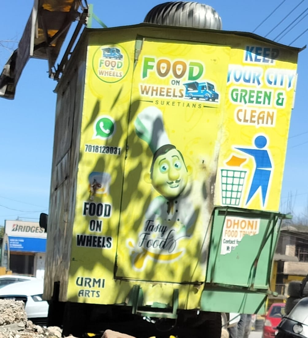 सुंदरनगर धनोटू नैशनल हाइवे के किनारे अड़ी खड़ी फूड ऑन व्हील्स गाड़ी, राहगीर हुए परेशान 