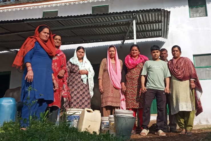 बल्ह के हवाणु गांव में पेयजल संकट गहराया, ग्रामीणों को दूर-दराज से सिर पर उठाकर लाना पड़ रहा पानी