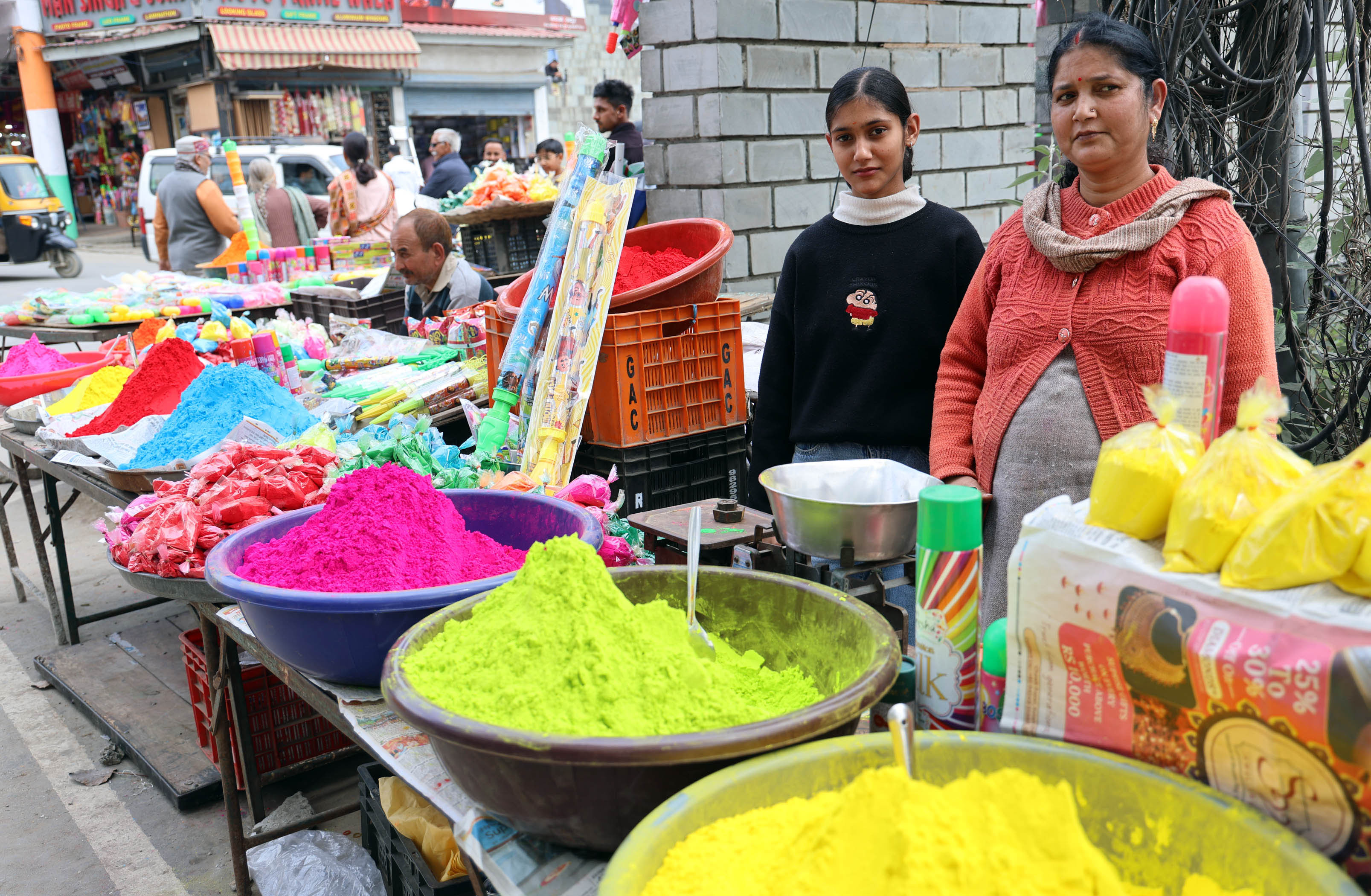 मंडी की गलियों में आज उड़ेगा अबीर गुलाल, यहां गैरों पर रंग नहीं डालता कोई