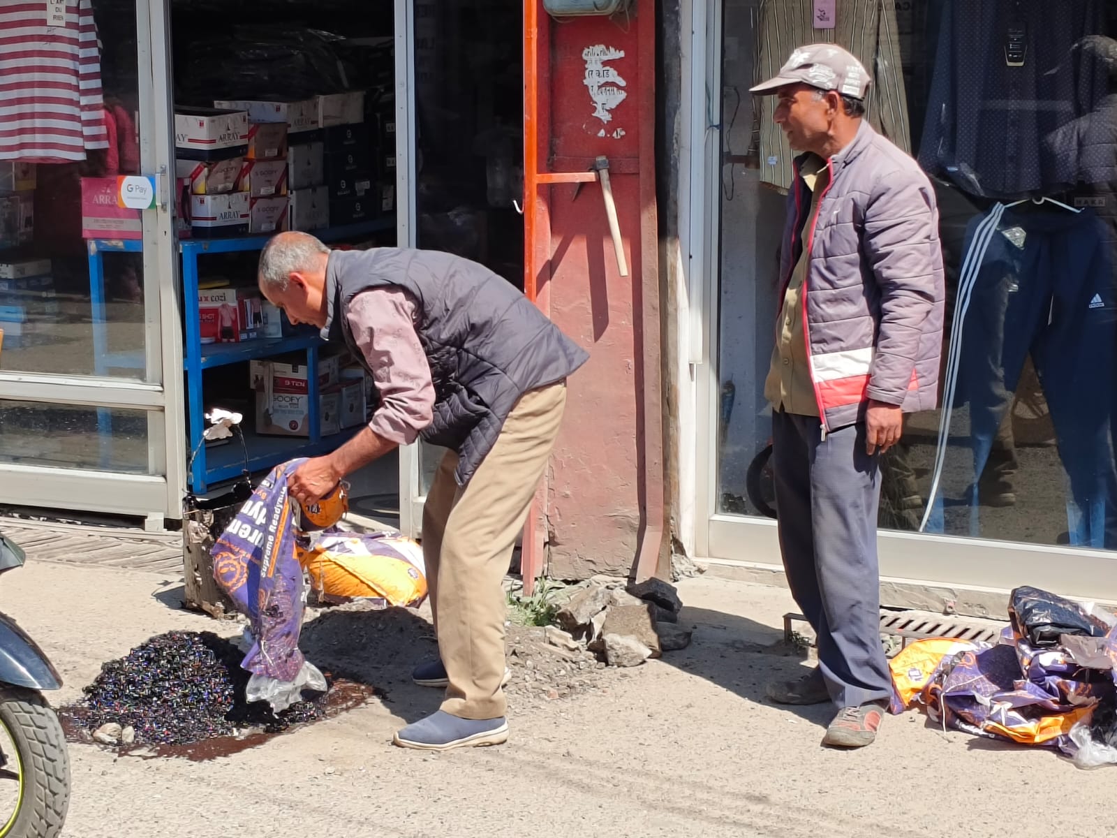 जोगिंद्रनगर-सरकाघाट राजमार्ग पर गड्ढों की मरम्मत शुरू