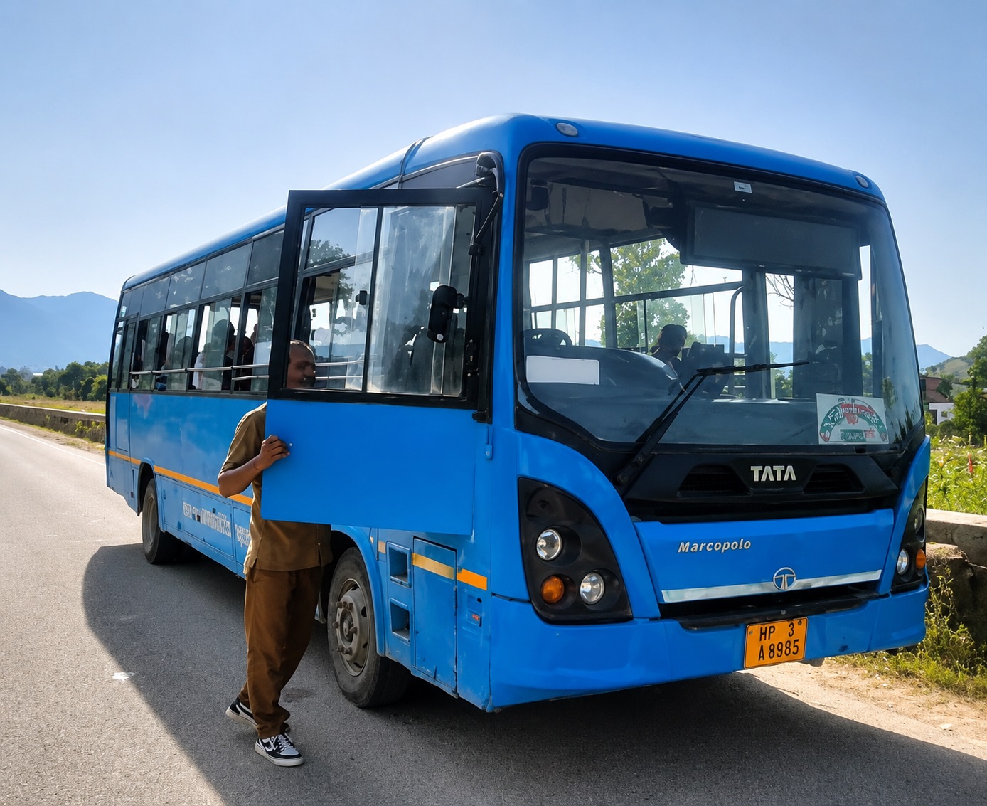बीच रास्ते में बंद हुई लो फ्लोर बस, यात्रियों को झेलनी पड़ी परेशानी