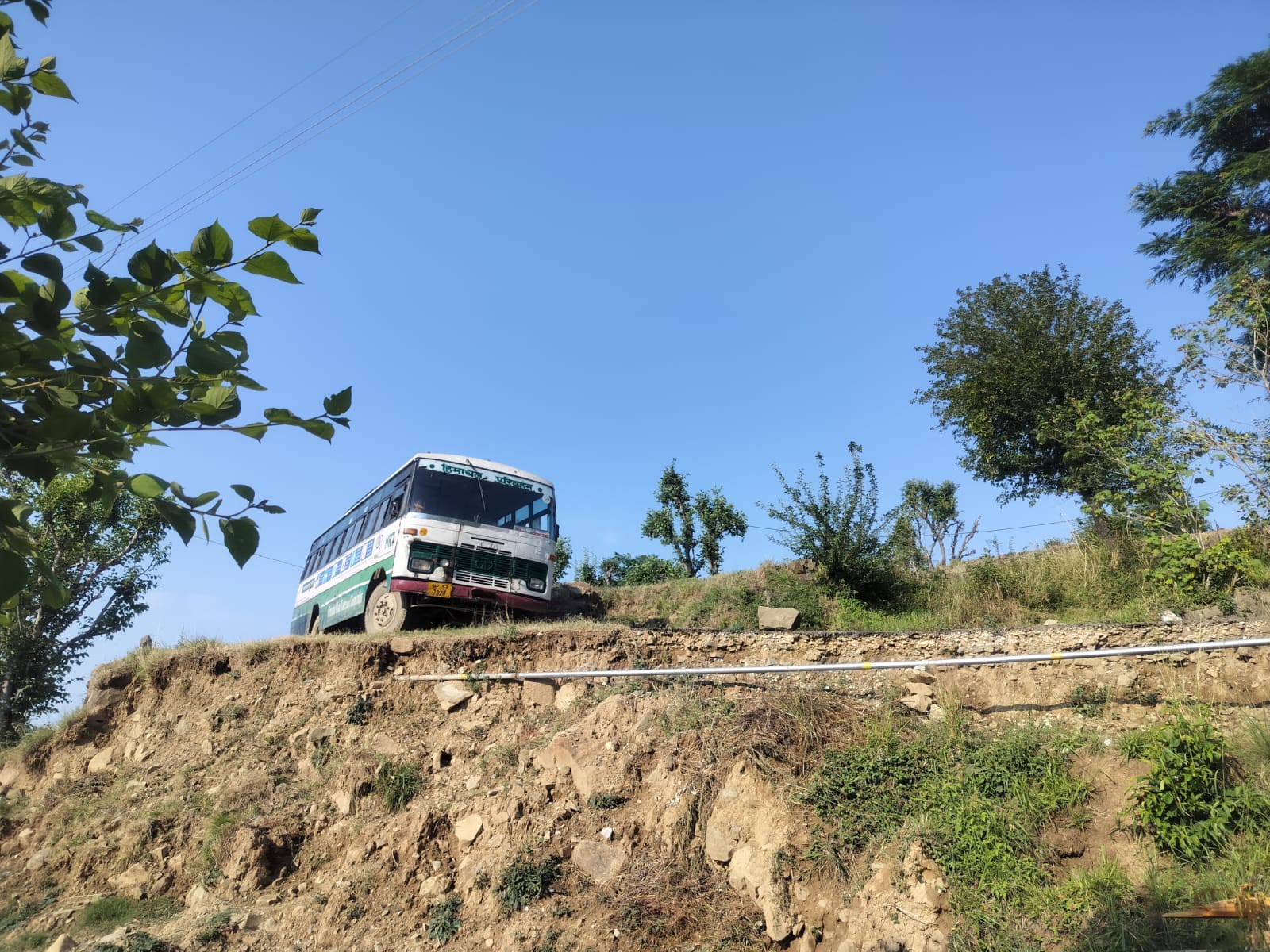 पटड़ीघाट गैहरा चंदेश सड़क पर डंगे न होने से बढ़ रहा हादसों का खतरा