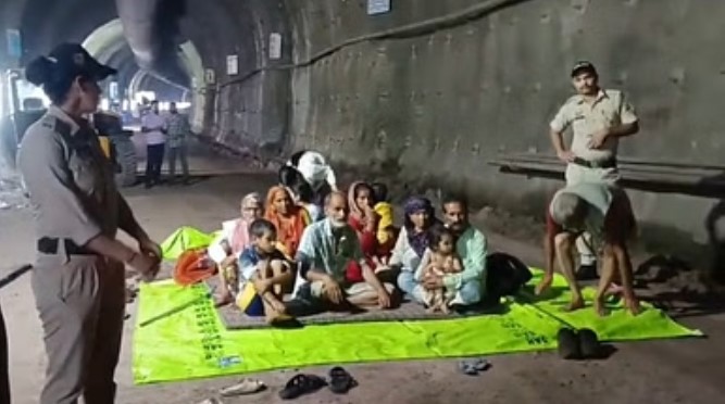 बिलासपुर न्यूज : भारी बारिश के बीच घरों की बढ़ी दरारें, डर के सा...