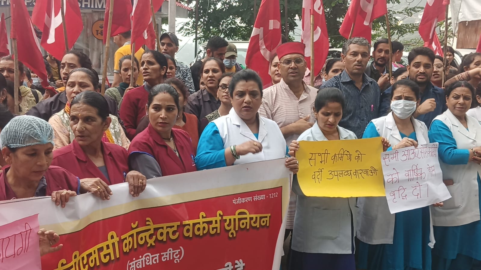IGMC में आउटसोर्स कर्मियों का प्रदर्शन, 24 अगस्त को एक दिन की हड़ताल का ऐलान